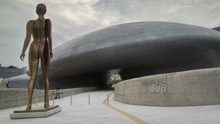 周辺はイベントも催される巨大ドーム