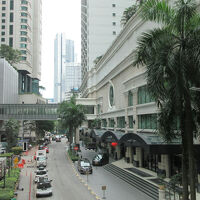 右が正面エントランス、周囲の道は狭い