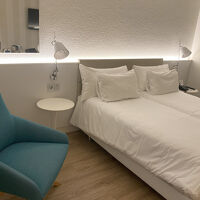 ダブルベッドに椅子が一つ、２人にはちょっと狭いか