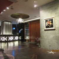 洒落たデザインのホテルのフロント。