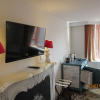 洒落たホテルの部屋。