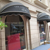 ホテルのエントランス。