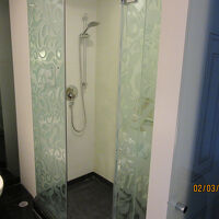 シャワールームは狭かった。