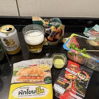 冷蔵庫や電子レンジ、ポット、グラスやマグカップあり