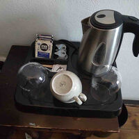 湯沸かしポットとインスタントコーヒーと紅茶