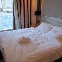 ベッドは綺麗であった。