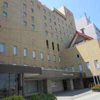 立派なホテルの外観。