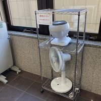 エレベーター前に貸し出し扇風機