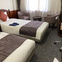 狭いですがテーブル、椅子2脚あるのがプラスポイント