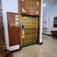 古いエレベーター