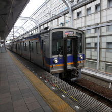 １・４番線は南海電鉄が走る