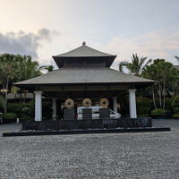 両サイド、気で隠れていますがかなり幅広く宿泊棟が続きます