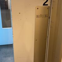 エレベーターのドアは手動です