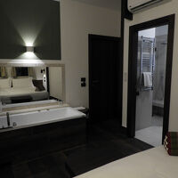 なぜか客室にバスタブ（中央が廊下へのドア）