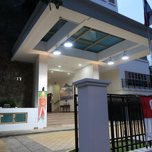 ユーラシアン・コミュニティ・ハウス1階に入っています。