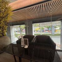 ソファの他にテーブル席もありました