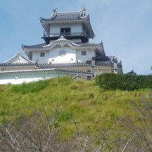 小高い丘の上にあります