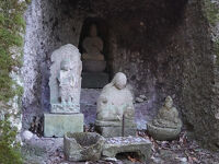 岩谷観音とおしゃぶり婆さんの像