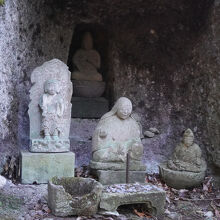 岩谷観音とおしゃぶり婆さんの像