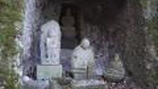 岩谷観音とおしゃぶり婆さんの像