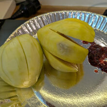 目の前の露店で買えるグリーンマンゴーが酒のつまみに絶好です。