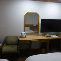 イスが3つあったのは良かったが、小さな荷物置き場が少なかった