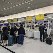 現在のチェックインカウンターは、ただ荷物を預けるだけです。