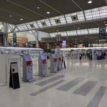 No.Eに並ぶこの機械で、自分で搭乗手続きをします。