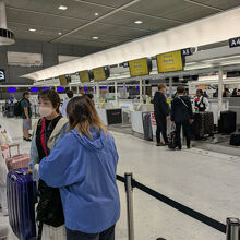 搭乗チケットを持って再度カウンターに行って荷物を預けます。