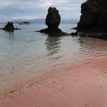 黒い奇岩があるあたりの浜辺の色が一番濃かったです。
