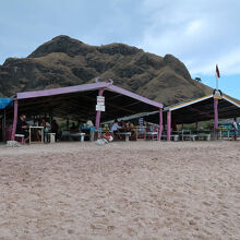 浜辺には小屋掛けされた休憩所があり...、