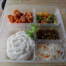 ...そこで料金に込みのお弁当スタイルの昼食を摂りました。