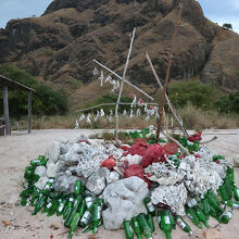 休憩所の周りには、珊瑚やビール瓶などを使ったオブジェが色々。