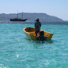 ツアーとは関係の無い小舟もやって来たタカ・マカサル。