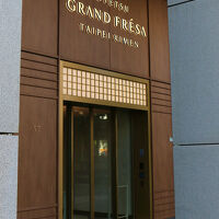 フロントは２階