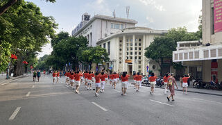 日曜朝のホアンキエム湖周辺