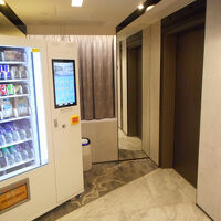 エレベーターホールの自販機です。値段は見ないほうが