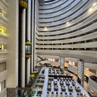 ホテル館内は開放感のある作り