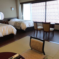 客室は大正ロマンの内装。ベッドに小上がりなどゆとりある広さ