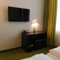 小さなデスクあり。水もありました。