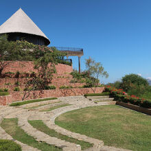 伝統家屋を模したPuncak Waringinの外観。