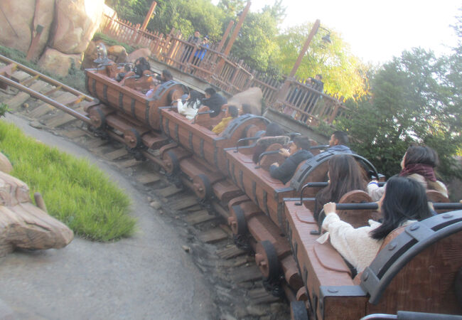 七人の小人のマイントレイン (七個小矮人鉱山車)