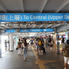 乗り場が別れます