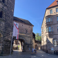 左が駅前の塔で右側がホテルです。