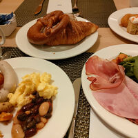 朝食には白ソーセージやプレッツェルもありました