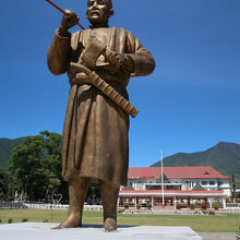 街の中心の広場にはマンガライ地方の摂政オフィスがあるほか…、