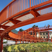 ...こんな遊具？歩道橋？があったり…、