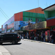 ...広場近くには市場もあります。