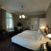 角部屋で2面に窓があり、広々としています