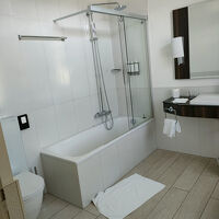 バスルームはバスタブ付きで、着替えスペースも十分です